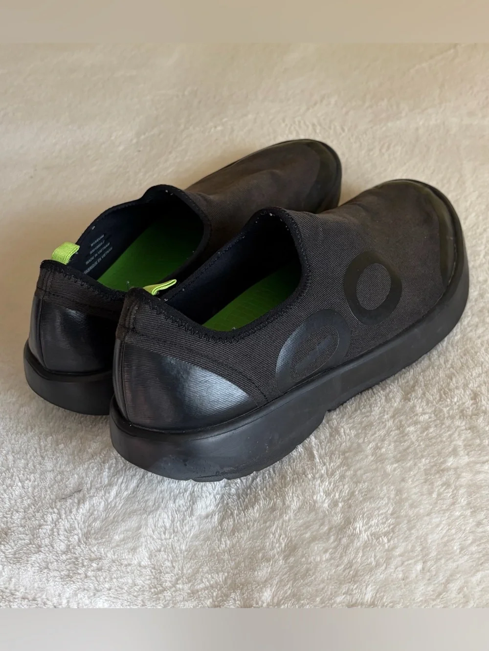 OOFOS Men's Black Slip-On Loafers with Green Insole